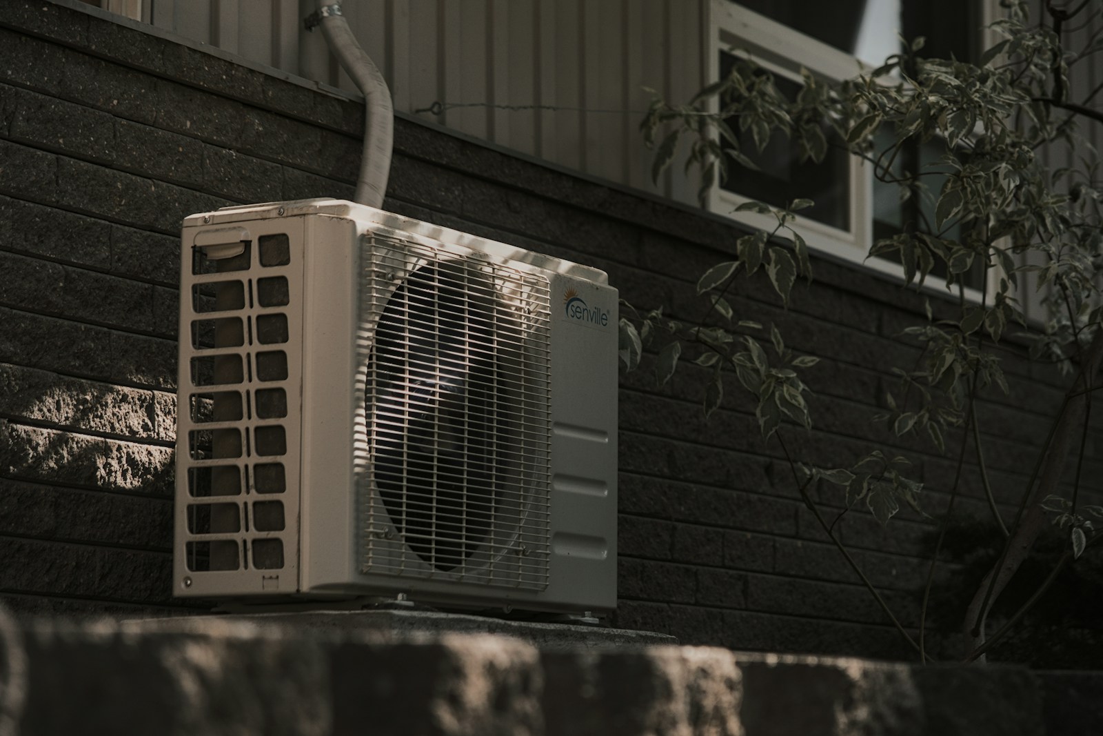 Зовнішній блок кондиціонера на стіні будинку в Дніпрі